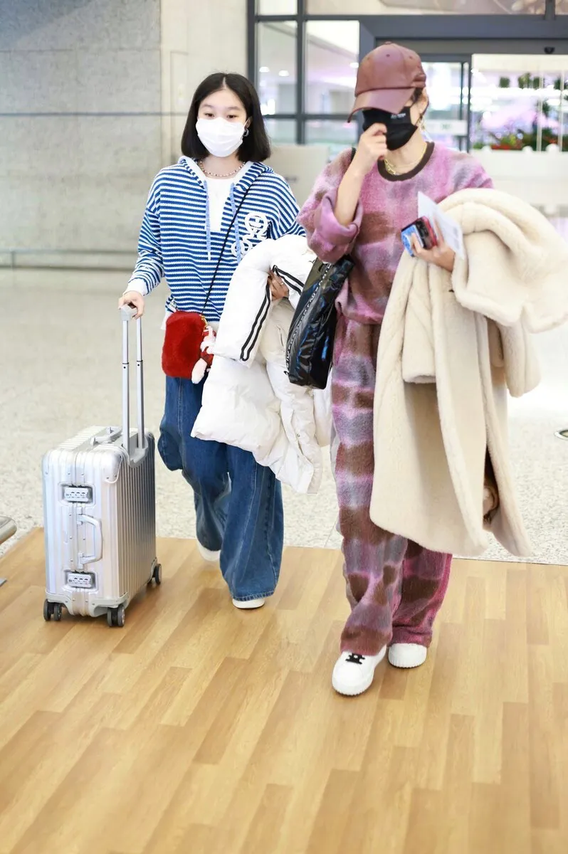 马伊琍母女现身机场，打扮时髦似姐妹花，15岁爱马剪短发青春靓丽