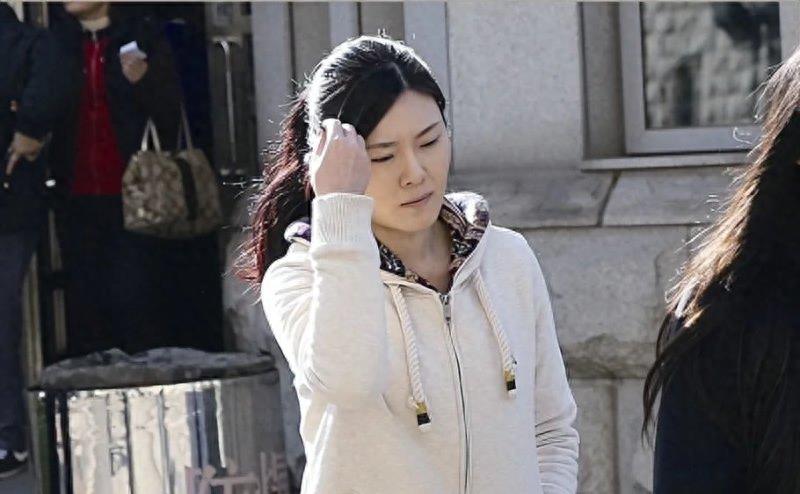 她是美女歌唱家,连登几年春晚,却沦为“大老虎”情妇,下场凄惨