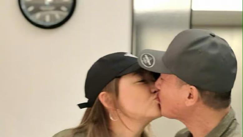 应采儿庆祝结婚13周年，与老公陈小春高调撒糖，穿情侣装亲吻超甜