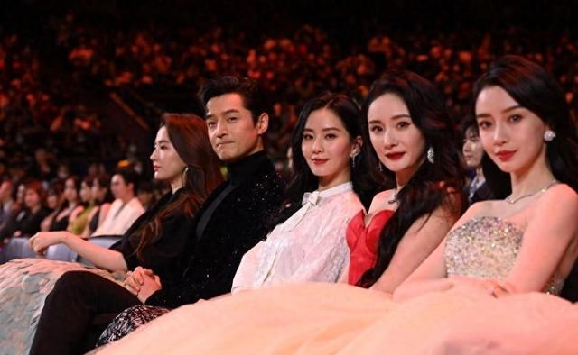 杨幂与刘诗诗同台竞技，身材在气质前黯然失色