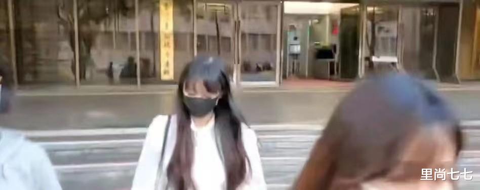 王力宏 李靓蕾孤独亮相太憔悴!王力宏高调带年轻女助理,留长发打扮精致