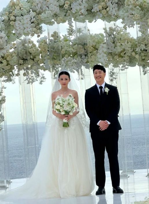 潘玮柏宣云婚礼生图曝光!宣云礼服太紧勒出赘肉,潘玮柏胖得没形