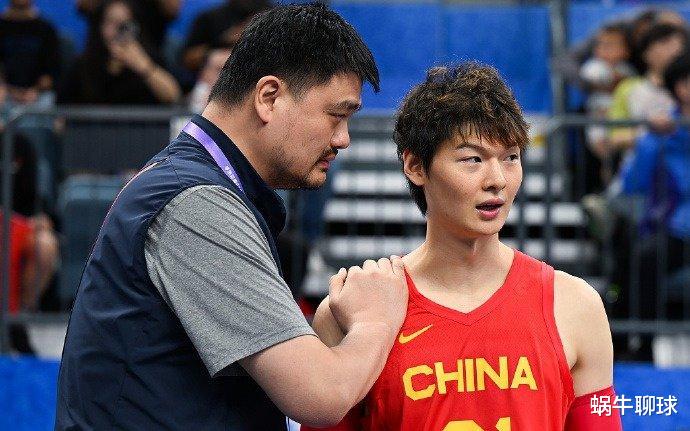 王哲林出门必备五件套曝光,看完让人想吐,精致程度却远超女篮