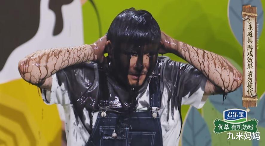 刘涛淋水时的一个动作引起网友热议，网友：请放下明星包袱