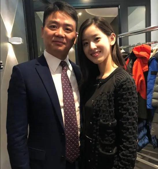 章泽天|章泽天二胎后首露面，穿衣打扮贵气十足，与章子怡合影显亲密