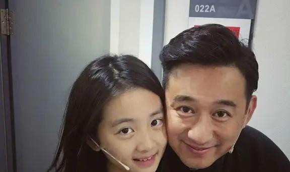 “邓超在培养女儿，黄磊在培养豪门儿媳妇”，2种教育差距很明显