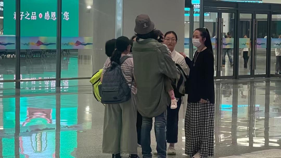 郭碧婷|向佐一家四口现身杭州！奶爸抱女儿保姆抱娃，郭碧婷负责貌美如花