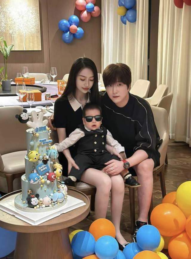 白冰|网红白冰买顶奢豪宅!超五百平恐上亿,自嘲家徒四壁配800元餐桌