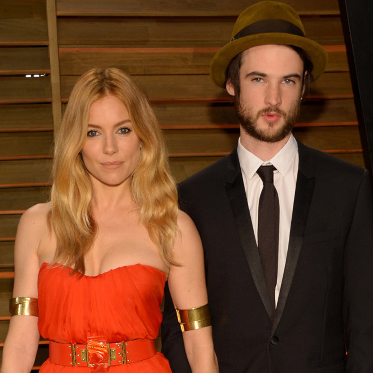 42岁西耶娜·米勒二胎产女，蓬头垢面抱娃亮相，身材发福显苍老