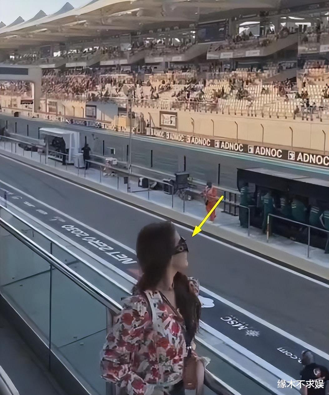 阿布扎比大赛大咖如云，刘亦菲凹造型秀身材，奚梦瑶夫妇秀恩爱