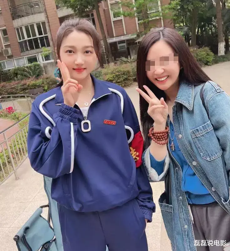 |关晓彤怀孕风波升级!不止发福明显还刻意遮挡,更多细节曝光!