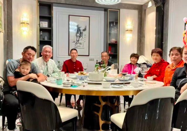 豪宅|林丹回家7千万豪宅过年:年夜饭丰盛, 跟谢杏芳一起放烟花恩爱有加