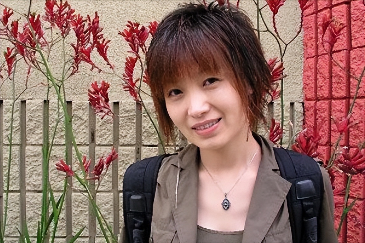 |连续四次登上春晚，却被恩师夺走初夜被骗堕胎，55岁至今没人敢娶