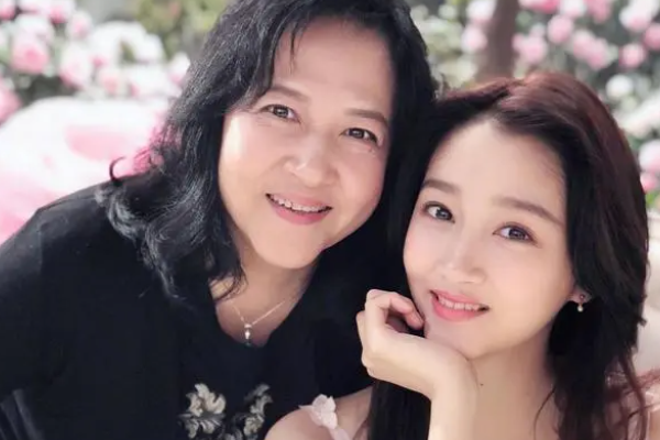 校花|京圈格格关晓彤,亲姐过世六年死因成谜,为何全家人无动于衷