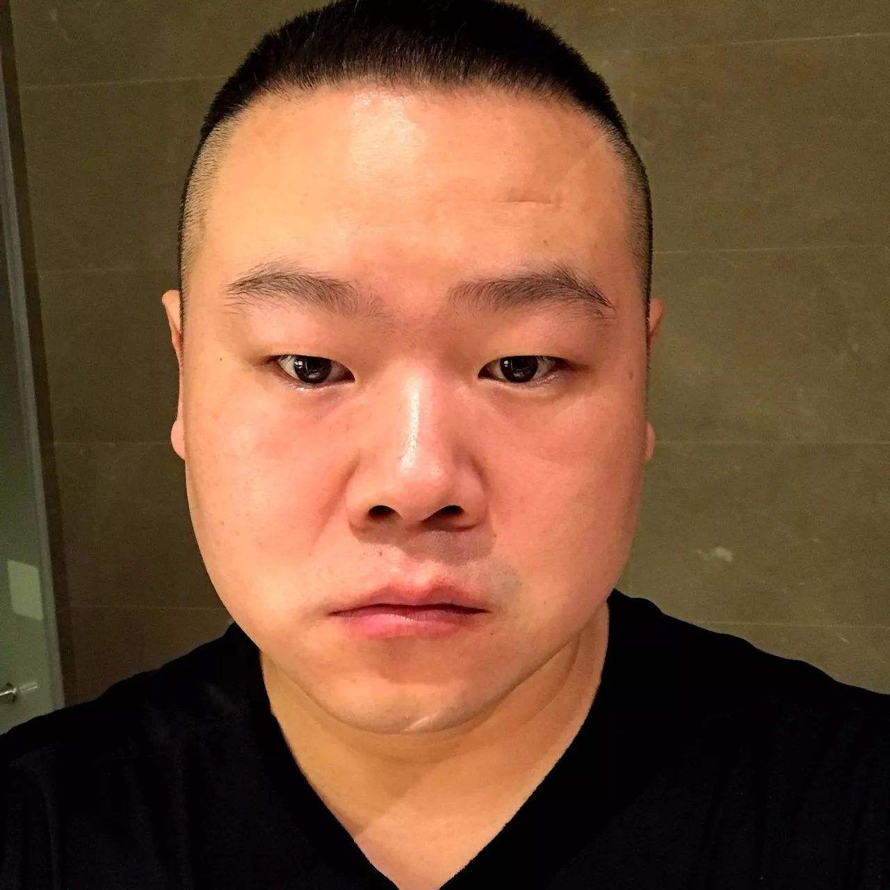 岳云鹏|38岁岳云鹏老到认不出!满头白发显沧桑,脸上横肉太多似卖菜大叔