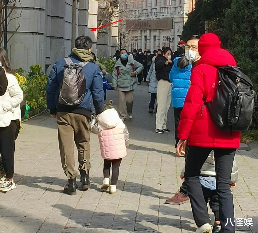 撒贝宁一家沈阳游玩，商场陪娃开小车，3岁儿子一头金发混血感强