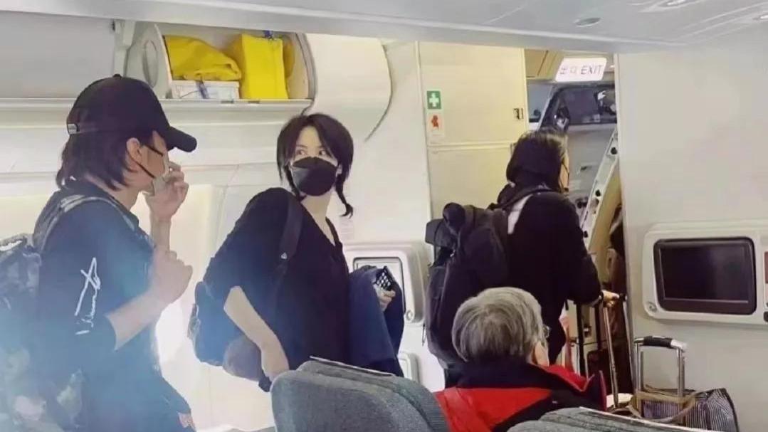 古天乐|王菲谢霆锋牵手亮相回港，两人坐飞机经济舱，大方任由旅客拍照