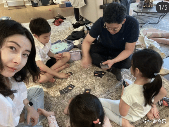 郭晶晶为霍启刚过生日,一家人合照,豪华大起居室暴露,衣物散落一地