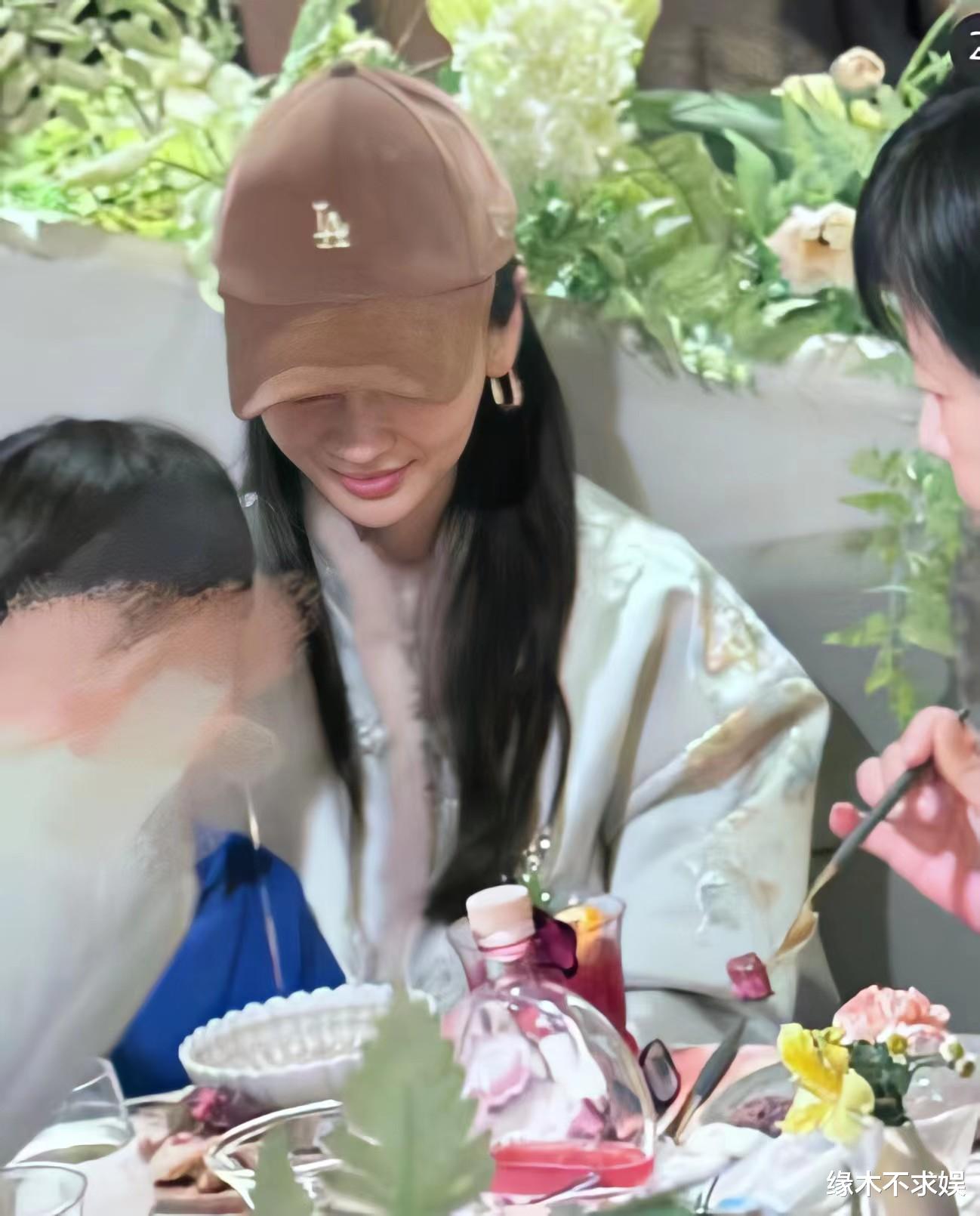 Angelababy和儿子吃饭被偶遇，穿新中式化浓妆，神情失落瘦太多！