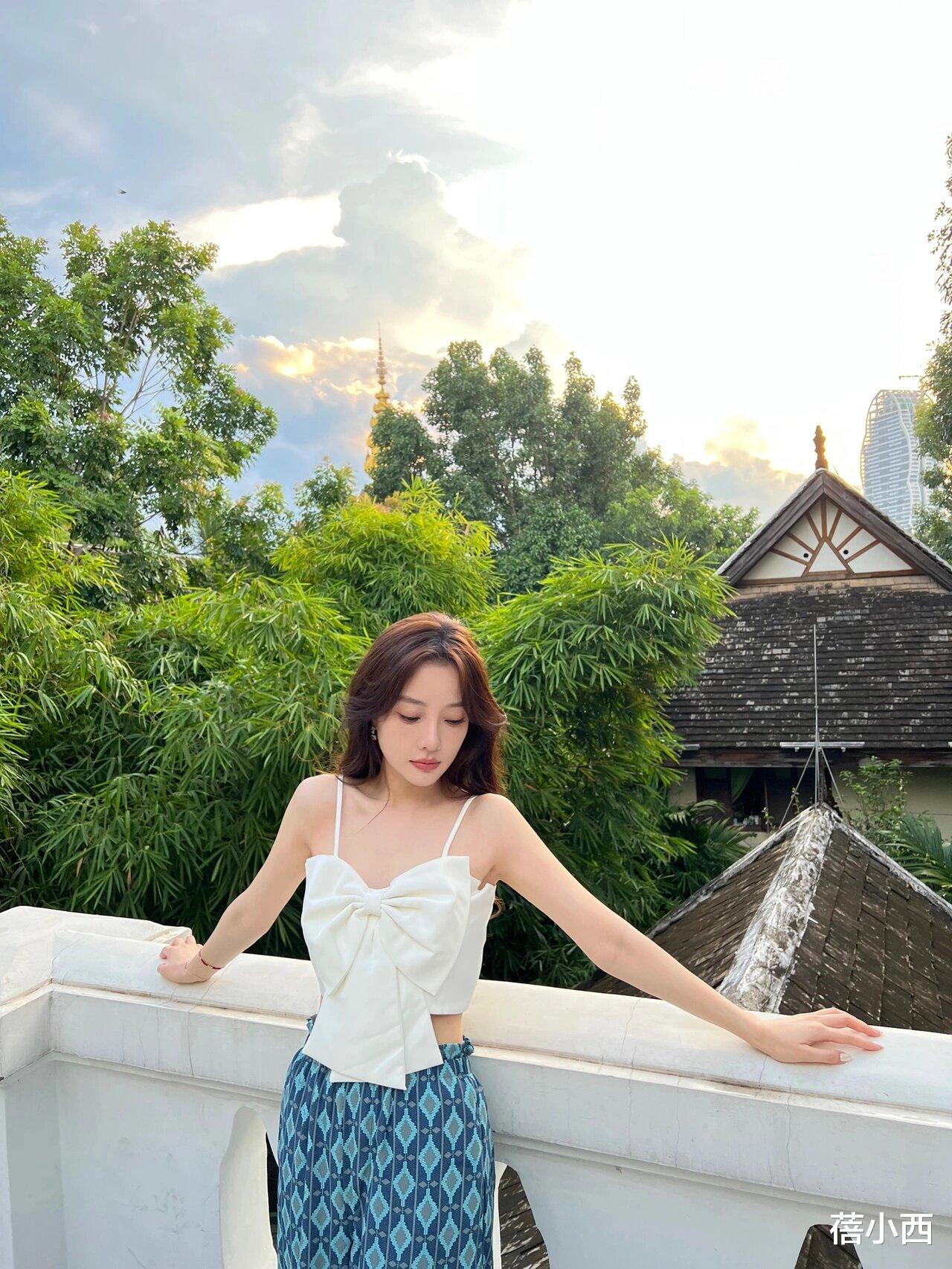 42岁李小璐比22岁时更粉嫩!穿短T恤+短裙像个大学生,身材太惊艳