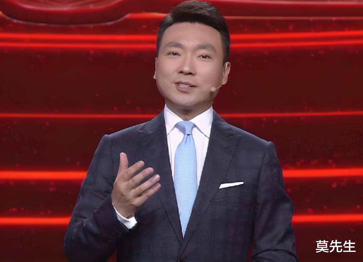 朱广权|央视直播再出事故，朱广权摸鱼被抓现行，下意识的反应尽显专业性