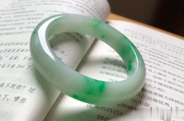 小七位数翡翠原石,切出30多只白底青手镯,看着就赏心悦目!