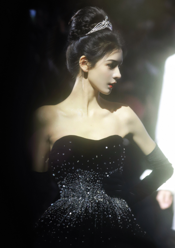 |从小黑妞到“白灯泡”，吃美白药、猪蹄敷脸、全身涂粉…女星真难