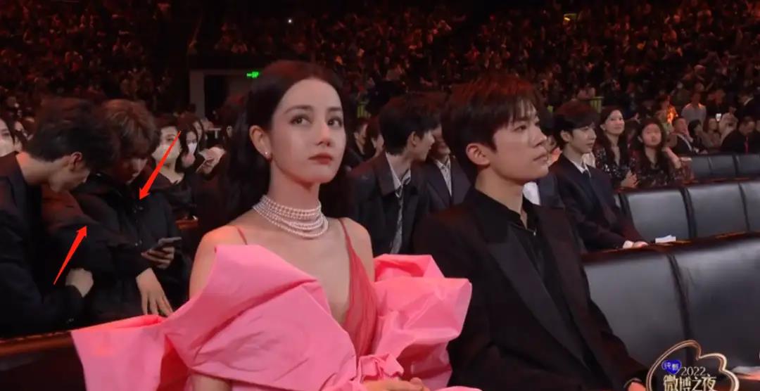 杨幂|微博之夜成“照妖镜”,明星小动作全照出来了