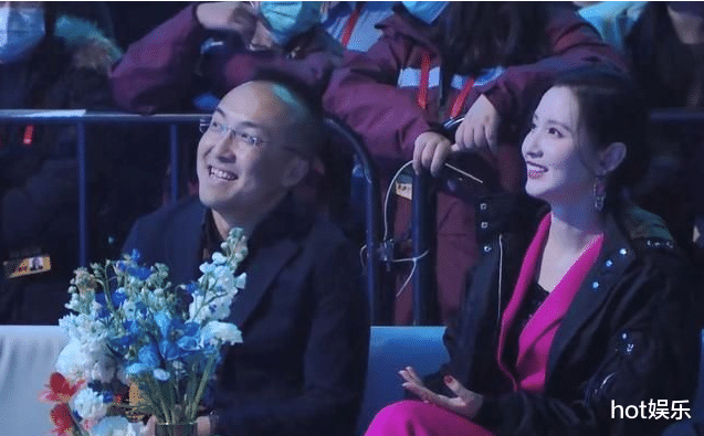 张萌带老公游迪士尼，表情不耐烦，5岁女儿坐婴儿车乖巧可爱