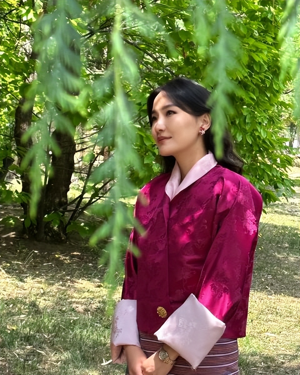 任敏|不丹王后挺三胎孕肚首次亮相!带俩儿子出游,没穿传统服饰更嫩了