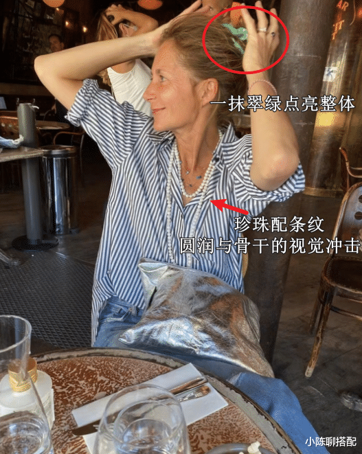 帽子 看了这位50岁法国博主才懂：不披发、衣服收腰，自然衰老更优雅