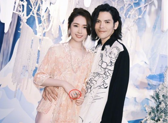 向太一家为孙女庆生！女儿钻石比郭碧婷的还大，裙子比妈妈全套贵