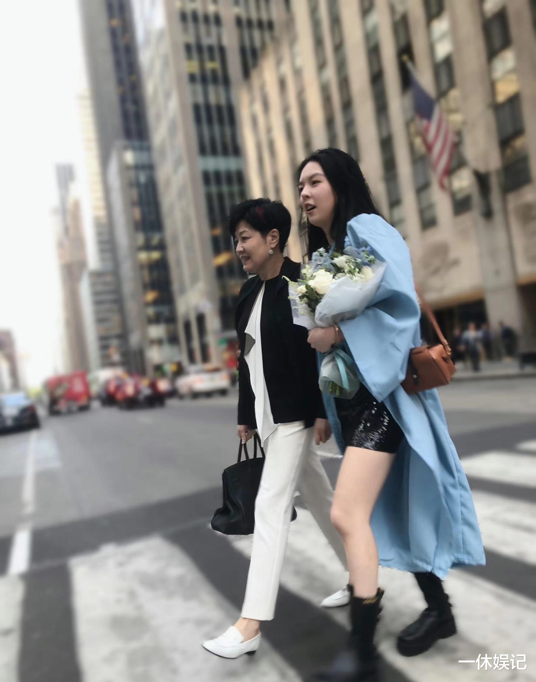 sm公司|李咏妻子哈文携女归国，晒出家中状况，房屋破旧早已物是人非