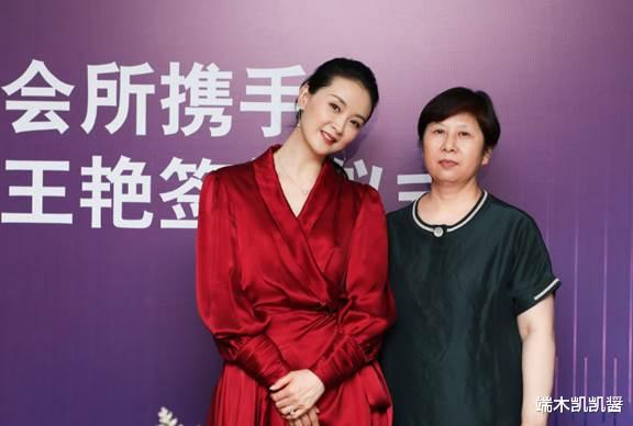 王艳近照老到认不出，头发变白瘦出排骨胸，婆婆去世后疑净身出户