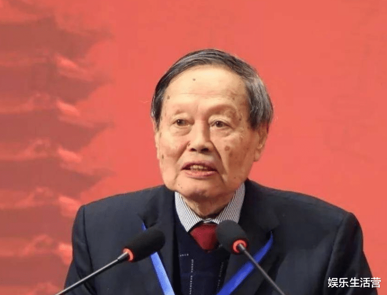 杨振宁|101岁杨振宁曝近况，半躺沙发身体虚弱，翁帆握财政大权月拿百万