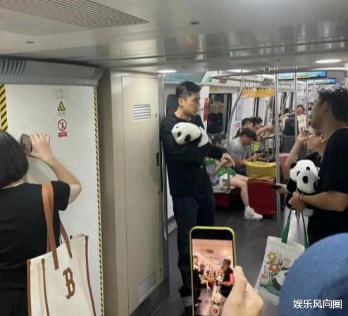 胡歌坐成都地铁被偶遇,身材修长直逼车顶,网友:不修边幅也很帅