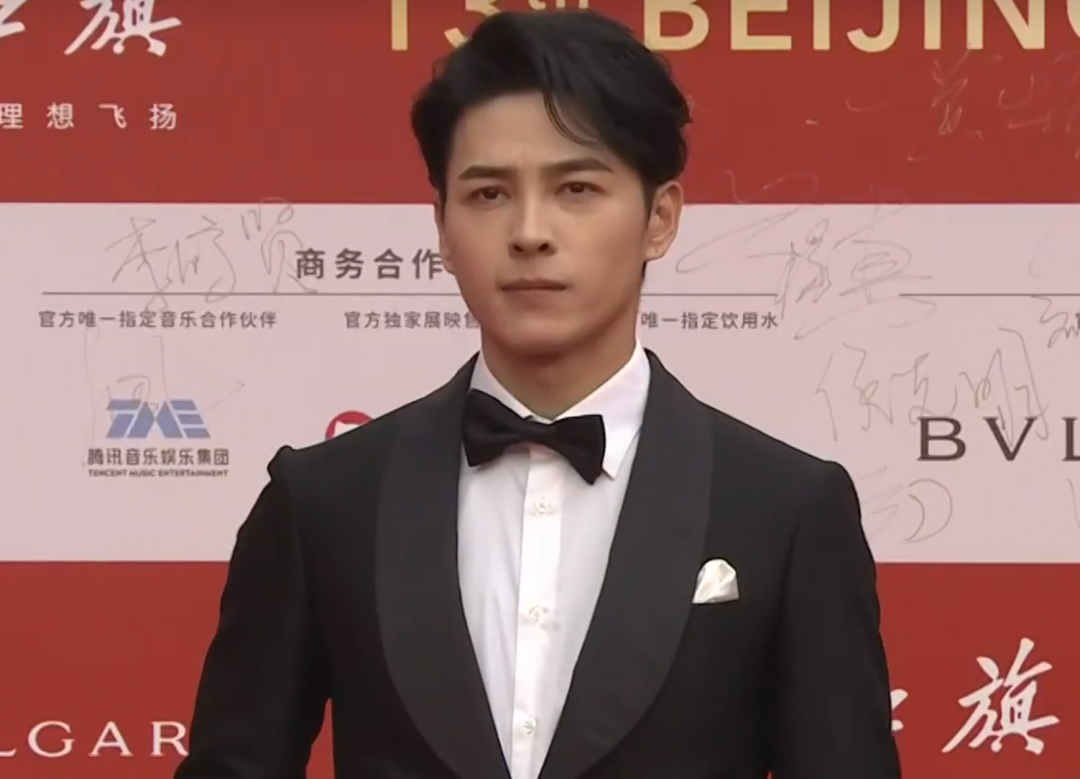 胡先煦|内娱普男聚会？北京这场红毯，欧豪发福，陈飞宇嘴凸，胡先煦变丑