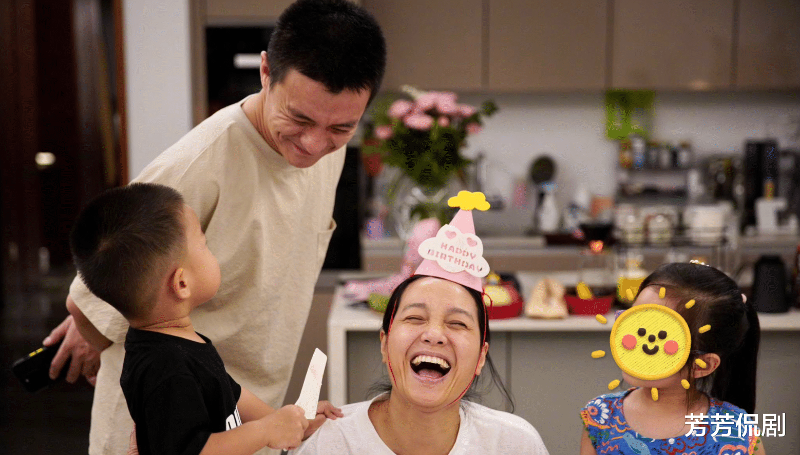 朱丹晒全家福为41岁周一围庆生,素颜出镜被搂在怀里,笑出鱼尾纹