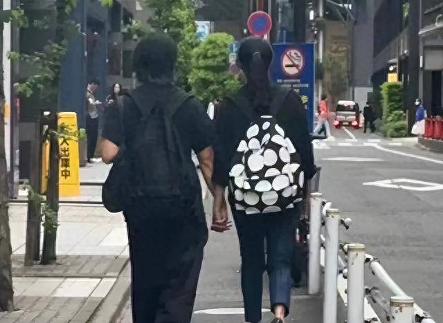 郑伊健夫妇现日本街头，他穿一身黑老态尽显，蒙嘉慧扎马尾超清纯