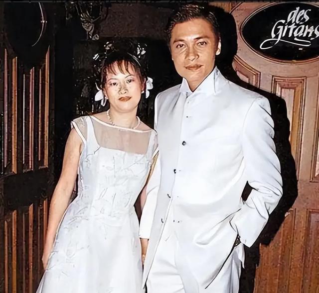 48岁苏岩2婚嫁TVB视帝,和老公前妻处成朋友,被网友吐槽像男人