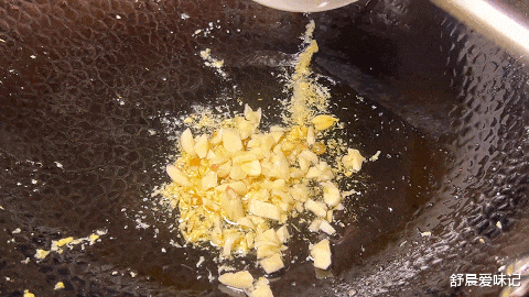 黄豆芽|黄豆芽，鸡蛋放入油锅，原来可以这么好吃，加豆瓣酱炒一炒，下饭