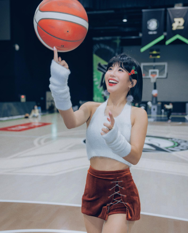 任然|“播种门”绯闻女主身份曝光?名媛还是啦啦队员?霍华德可真会玩