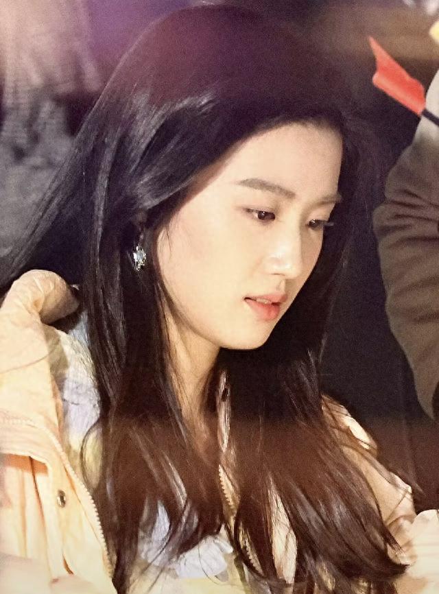 离开了角色滤镜之后的卢昱晓,原来长这样,和想象中差距太大