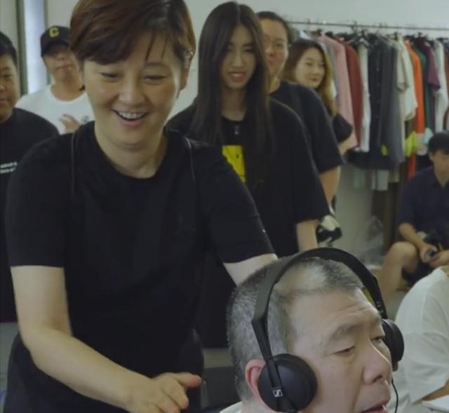 55岁徐帆探班冯小刚,遭全程冷脸显尴尬,17岁养女当众坐妈妈怀里