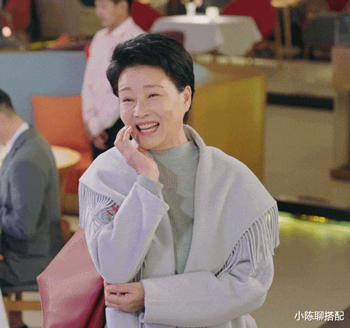 “国民老妈”专业户朱茵:64岁穿花穿素都优雅,妈妈们照穿就行