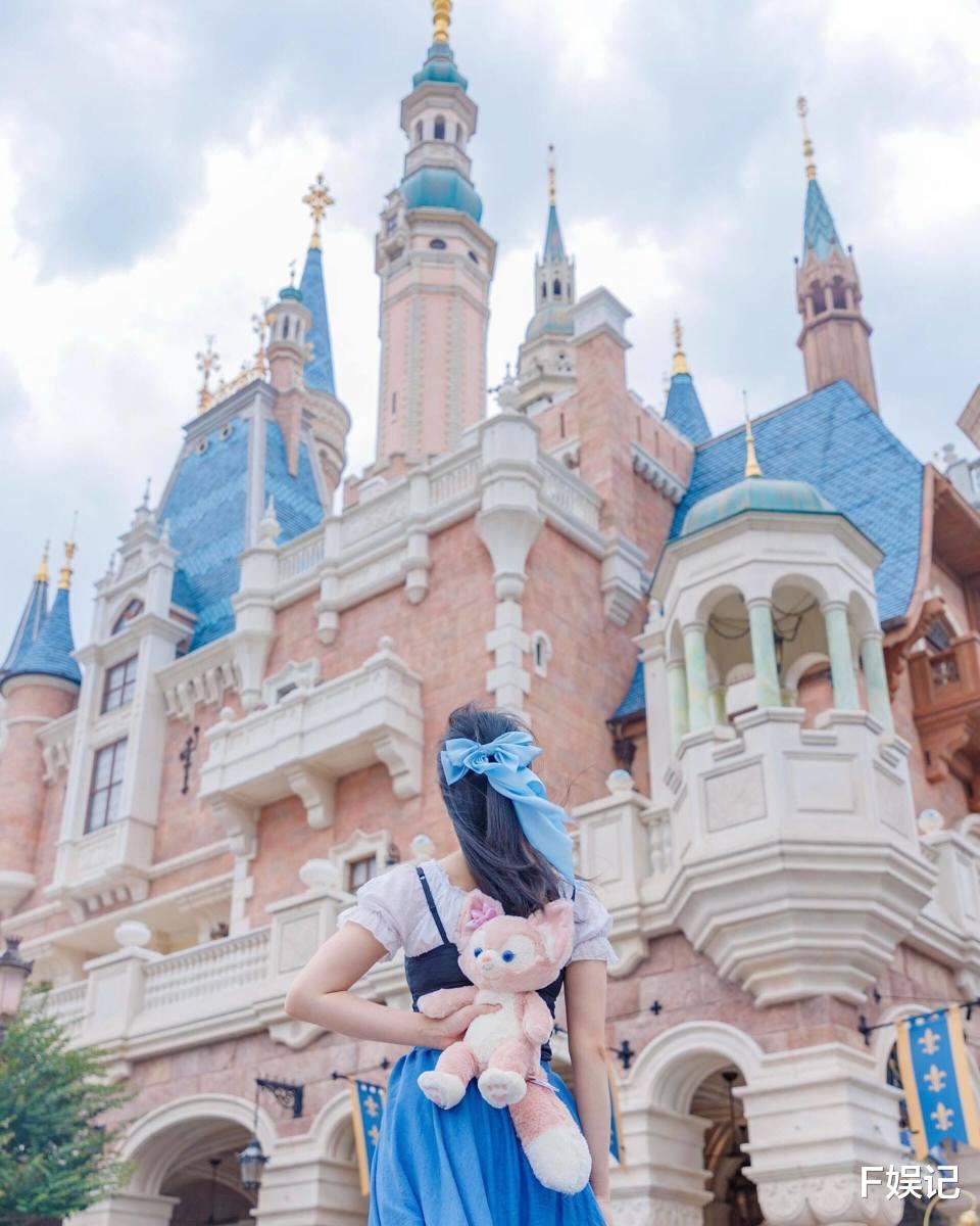 甘比儿子当老板获大刘一家捧场 吕丽君女儿则晒个人旅游照吸引关注