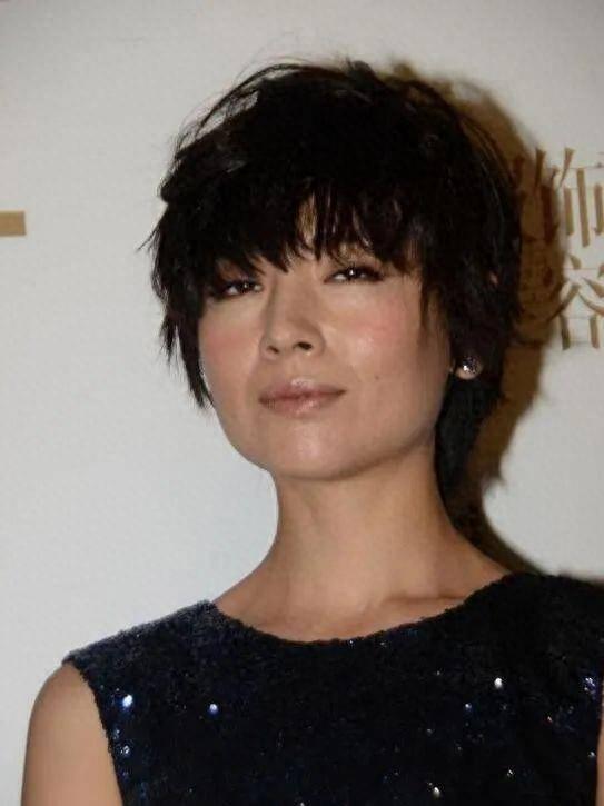 董洁断崖式衰老了吗?离开滤镜很沧桑,锅头搭配亮片裙太老气