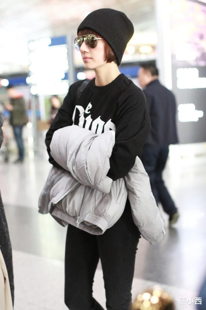 46岁袁泉真是穿搭模板!只需4件套:卫衣、羽绒服、大衣、牛仔裤