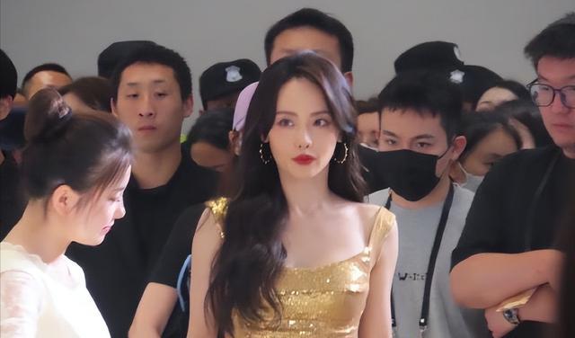 张嘉倪|张嘉倪出席活动,屁股“太翘”引热议,网友:好明显的假屁股