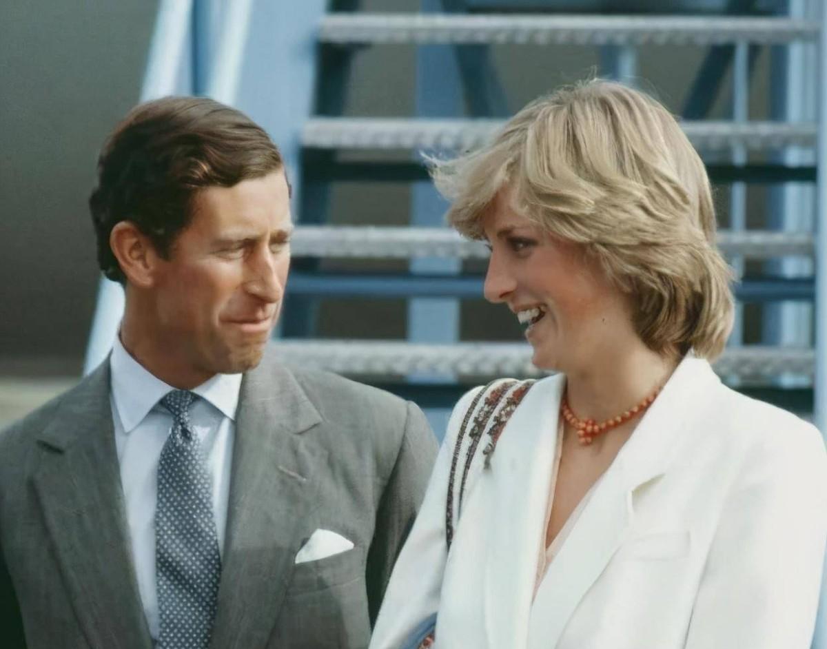 戴安娜|1994年,查尔斯承认出轨卡米拉,戴安娜把裙子领口“挖”去一大块